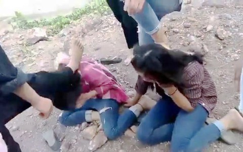 Triệu tập nhóm nữ sinh đánh hội đồng 3 nữ sinh