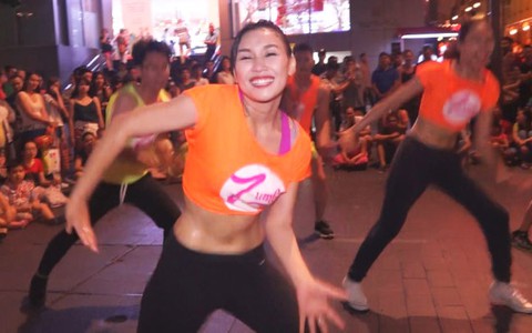 Clip: Sôi động đêm hội Zumba đường phố