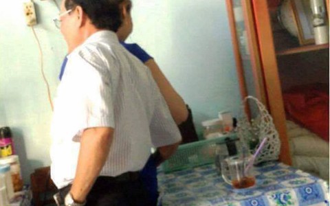 Khiển trách phó giám đốc sở choàng tay trúng đùi nữ tạp vụ