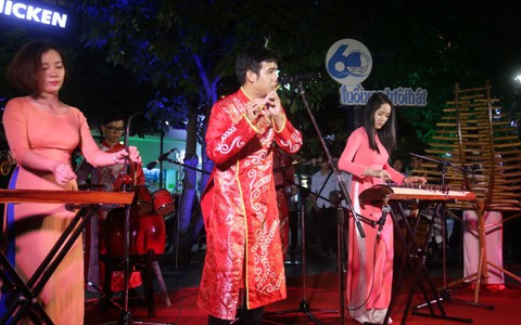 Hàng ngàn người xem ca nhạc ở phố đi bộ Nguyễn Huệ
