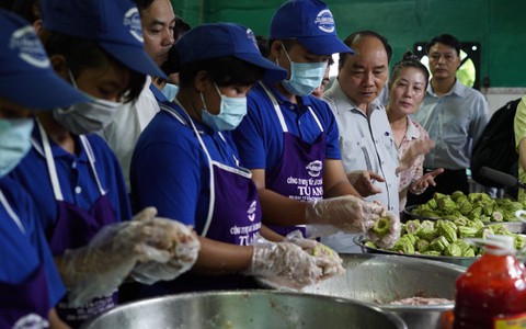 Thủ tướng thử cơm, ăn phở, uống cà phê Sài Gòn nóng trong ngày