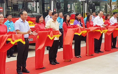 Hà Nội khai trương hai tuyến xe buýt kết nối ngoại thành