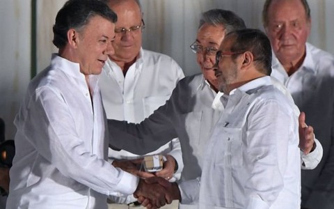 Tổng thống Colombia tặng dân Colombia tiền thưởng Nobel Hòa bình