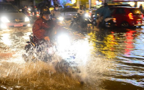 Triều cường vượt báo động 3, lo ngập diện rộng