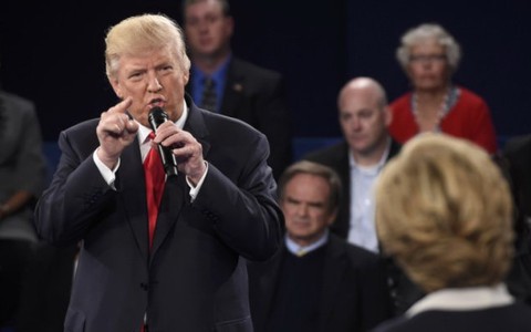 Vì sao ông Trump đi lòng vòng quanh bà Hillary?