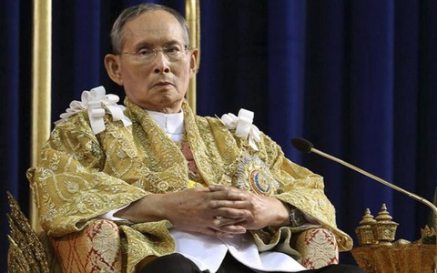 Sức khỏe nhà vua Thái "không ổn định" sau chạy thận