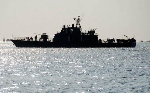 Mỹ bắn tên lửa, Iran đưa hạm đội tới Yemen