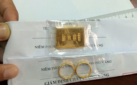 Cảnh giác lượm được vàng đem chia, nữ công nhân suýt mất của