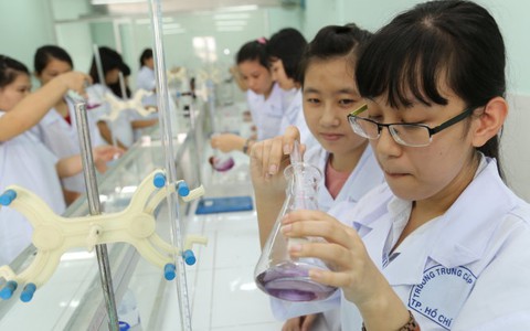 Con học trường nghề
được không mẹ?