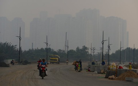 Sài Gòn mờ ảo bởi mù khô