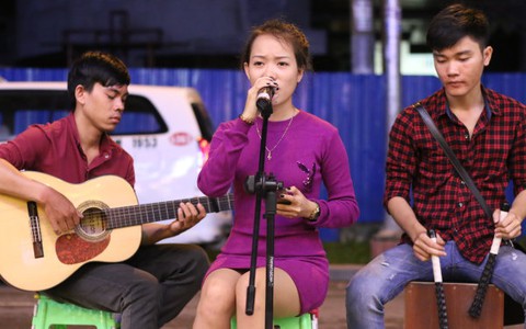 Audio 16-10: Những “bóng hồng” và chuyện tình kẹo kéo
