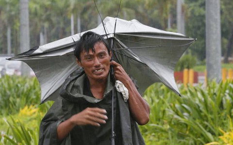 Bão Sarika quét qua Philippines, hàng chục ngàn người bị cô lập