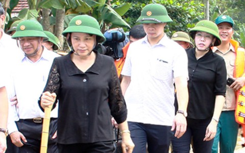 Chủ tịch Quốc hội thăm người dân vùng lũ