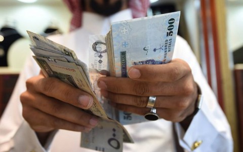 Trùm dầu mỏ Saudi giờ phải ngửa tay đi vay