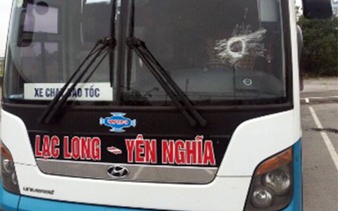 Xe khách bị ném đá trên cao tốc, tài xế phải nhập viện