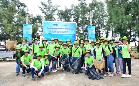 Amway Việt Nam ra quân làm sạch bãi biển và trồng 600 cây xanh tại Cần Giờ
