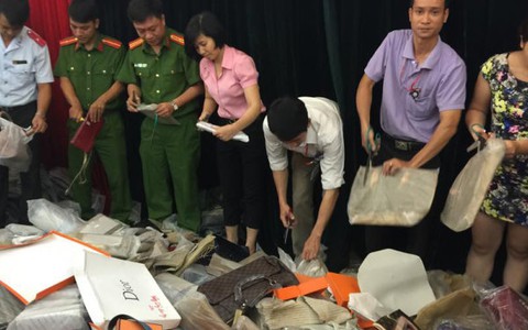 Tiêu hủy gần 2.400 sản phẩm hàng hiệu dỏm