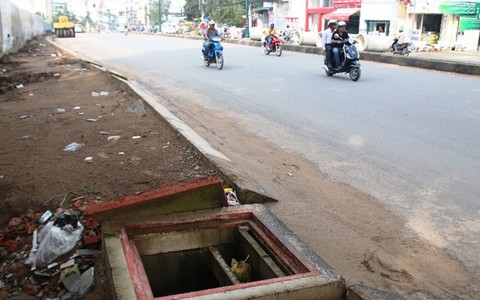 Người đàn ông lọt hố ga tử vong và “bẫy tử thần” trên phố