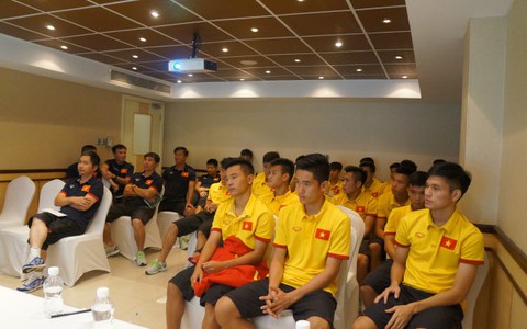 Đội U-19 VN ủng hộ đồng bào bị lũ lụt 15 triệu đồng