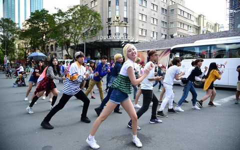 Nhóm nhạc Hàn Quốc nhảy flashmob tại trung tâm Sài Gòn