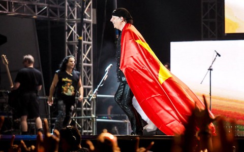 Scorpions hát Wind of change trong đêm đầy gió