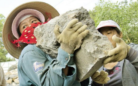 Phóng sự ảnh: Những bóng hồng trong bãi đá
