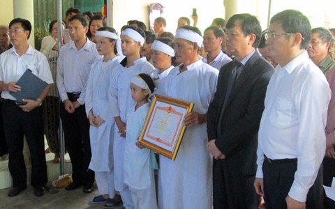 Trao tặng bằng khen cho nữ tình nguyện viên tử nạn