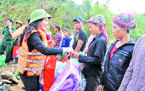 Quỹ từ thiện Kim Oanh chia sẻ với người dân vùng lũ Quảng Bình