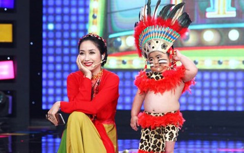 Xem clip 'thần đồng' Tin Tin hát rap ngoài đời