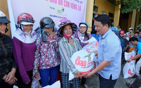500 phần quà bạn đọc Tuổi Trẻ đến người dân Quảng Bình