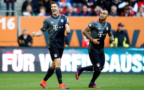 Lewandowski giúp Bayern củng cố ngôi đầu bảng