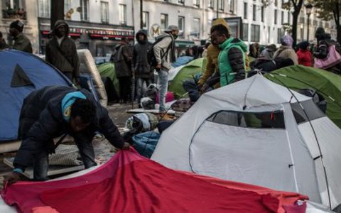 Paris khốn đốn vì di dân tràn về dựng lều trại