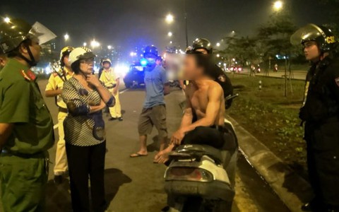 Bị CSGT phạt nồng độ cồn, một thanh niên đại tiện phản ứng