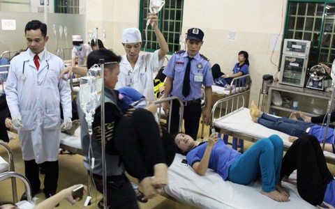 Hàng trăm công nhân nhập viện sau bữa ăn chiều