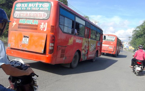 Tranh giành tuyến, xe buýt chạy tán loạn