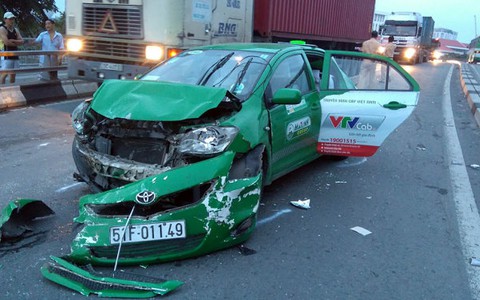 Xe container tông hai taxi trên cầu Khánh Hội, giao thông ùn ứ