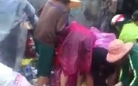 Thu hồi hơn 200kg hàng dân lấy từ xe tải bị cháy