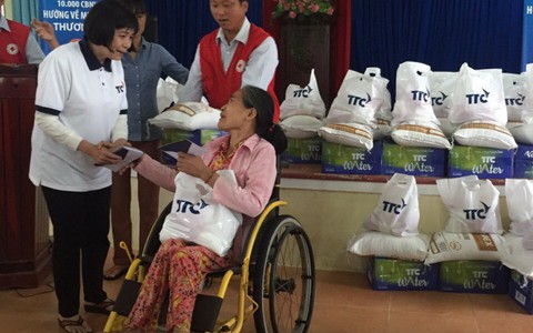 Cán bộ, nhân viên TTC hỗ trợ đồng bào lũ lụt