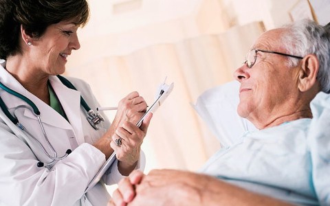 Người cao tuổi với chứng tiểu đêm