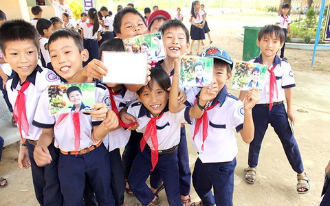 Đi phượt, chiếu phim, chụp hình cho trẻ em