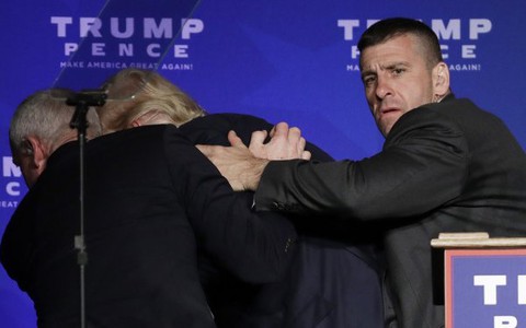 Ông Trump hết hồn vì "súng" trong buổi diễn thuyết