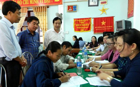 Người dân Quảng Bình nhận tiền bồi thường của Formosa