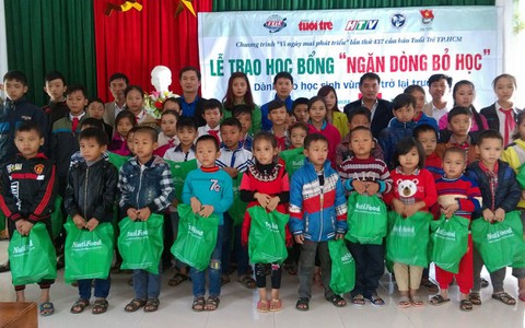 ​Con nhận học bổng, bố mẹ yên tâm rồi