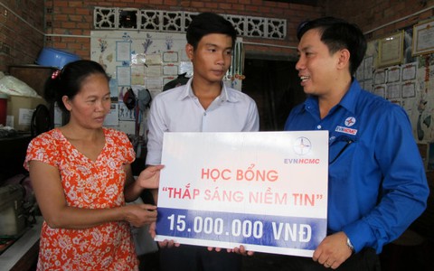 Chàng sinh viên hiền lành nhận học bổng 'Thắp sáng niềm tin'