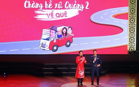 Trường Giang khóc khi nhắc về mẹ trên sân khấu Về quê