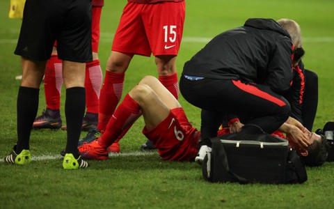 Điểm tin sáng 12-11: Bị ném pháo vào người, Lewandowski vẫn lập cú đúp