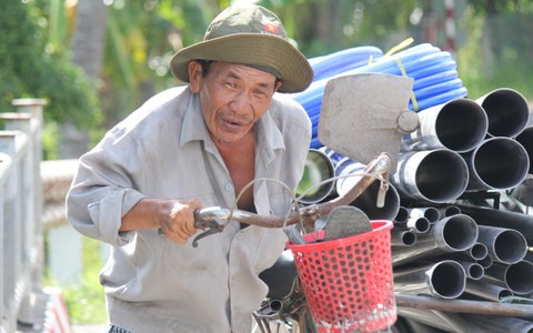 Ông già nghèo vá ổ gà