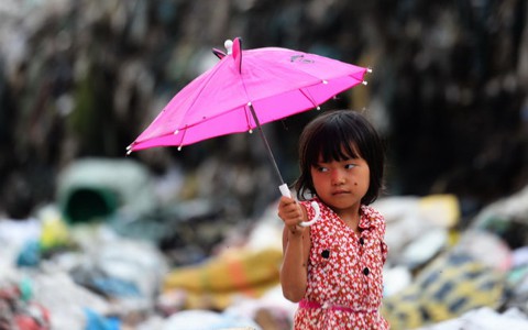 Bé gái 6 tuổi mưu sinh ở bãi rác thay vì đến trường