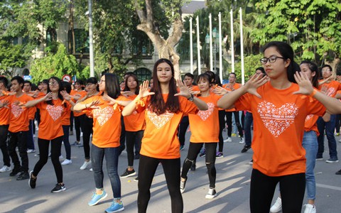 ​Hào hứng nhảy, vẽ tranh vì sự tử tế