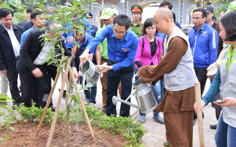 Phó Thủ tướng Vũ Đức Đam nhặt rác, trồng cây cùng sinh viên